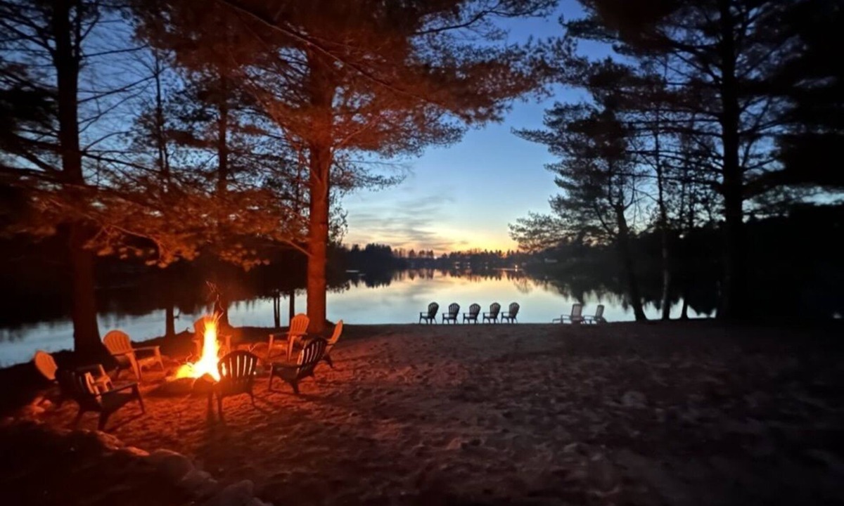 Evart House | 1/2 acre, 450 feet of lake frontage and a sandy beach with sunsets!