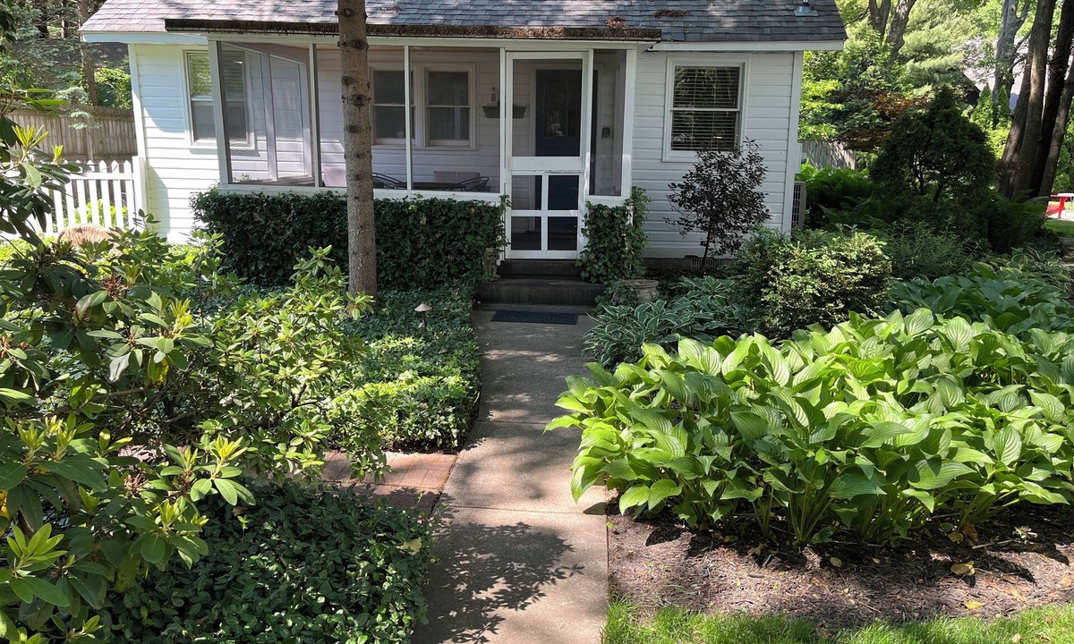 Union Pier Cottage | 1 bed/1 bath, 1.5 blocks to beach/town, dog friendly, screened prch, fenced yard