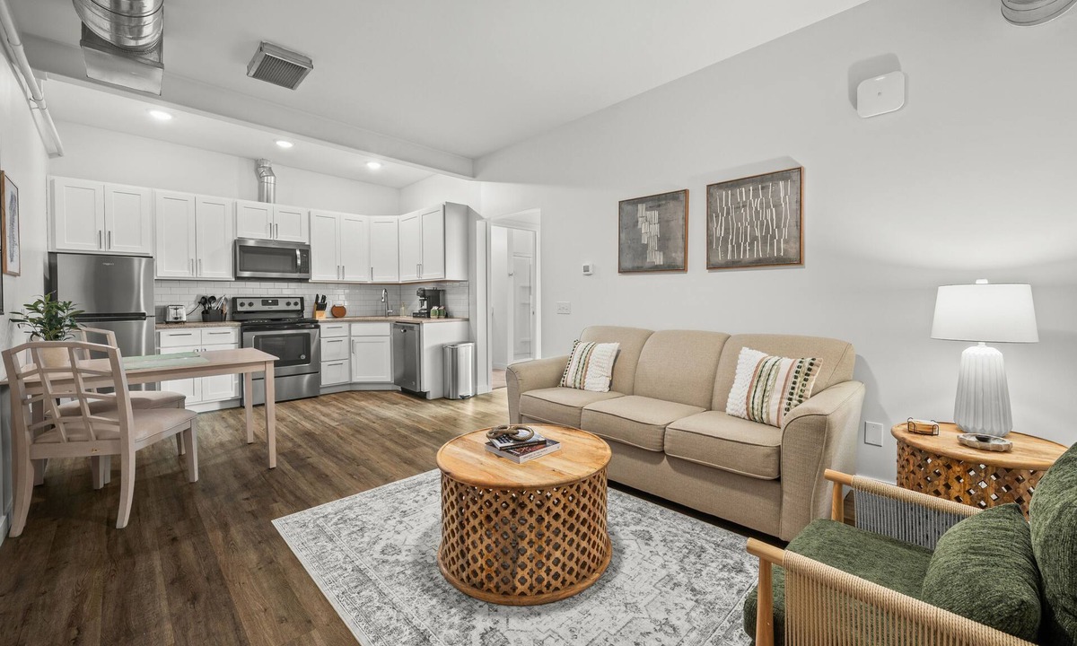 Bridgman Hotel | 1 BR King Suite - Freshwater Inn - Bridgman, MI