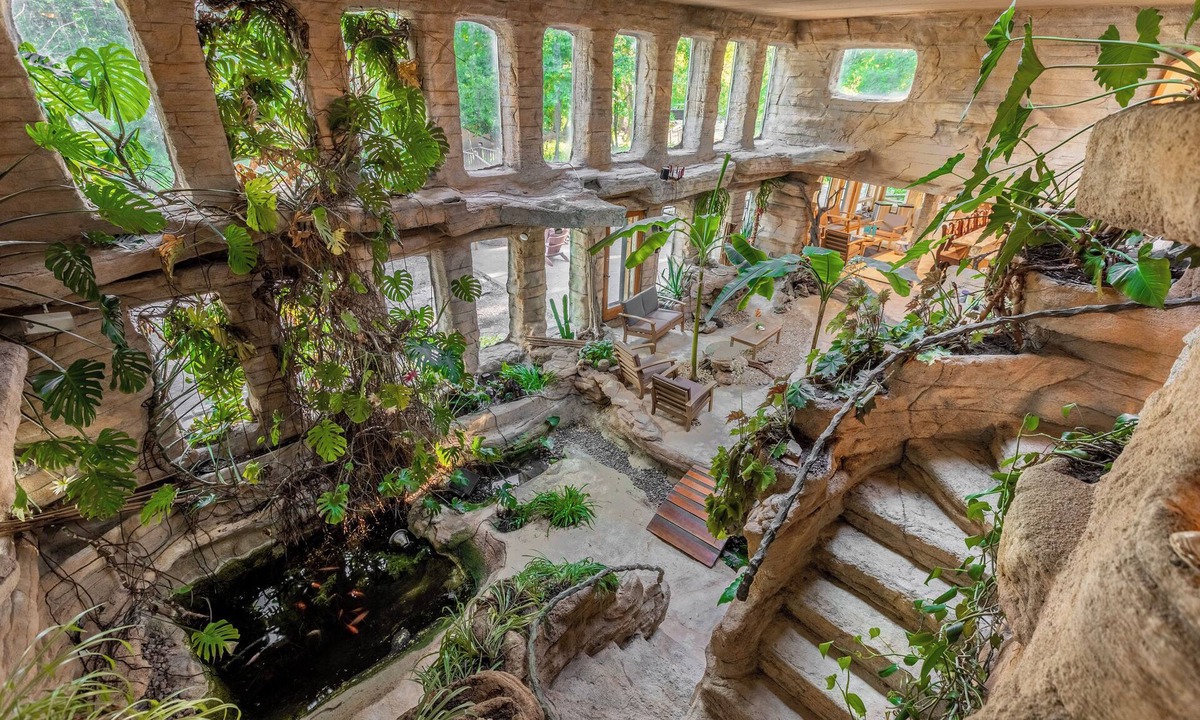 Waukesha House | 17-acre hunting/fishing grounds, indoor pool, hot tub, private lake, sleeps 18
