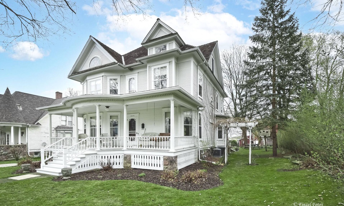 Hebron House | 1905 Victorian Farmhouse close to Lake Geneva.
