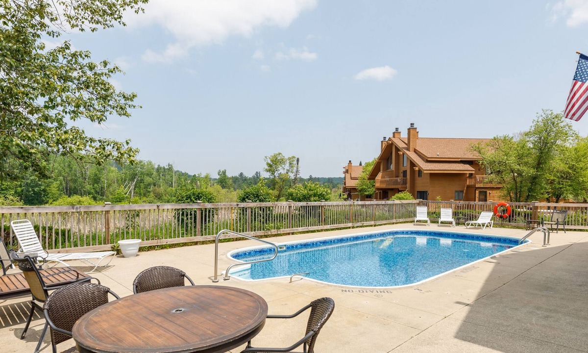 Mancelona Condo | 2 bedroom 2 full baths, Outdoor heated pool, sleeps 6, Near LAKES, Schuss course