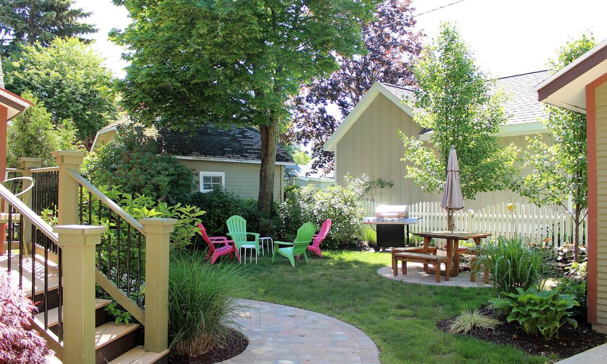 South Haven Apartment | 2 blocks from Lake Michigan family friendly
