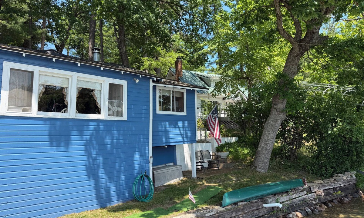 Waupaca Cottage | 2 Charming cottages on Columbia Lake walking distance to the Wheelhouse & Casino