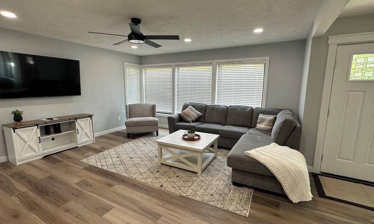 Acme House | 🐎 2 Miles to Flintfields, Fenced Yard pet friendly, FREE Golf Cart
