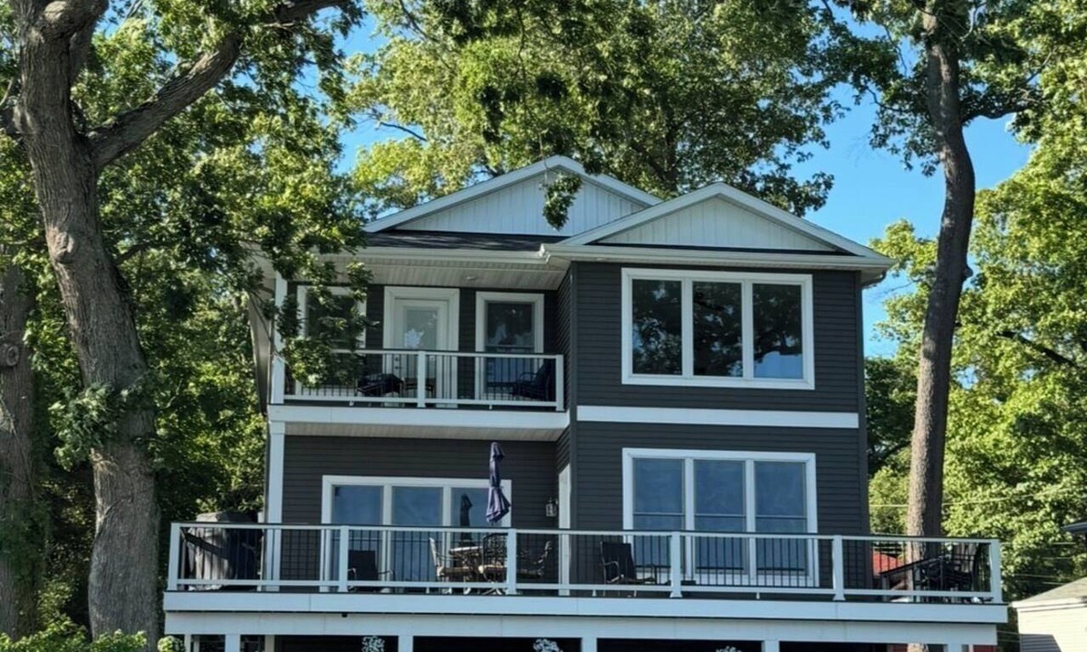 Sister Lakes House | 2024 Luxury Lakefront Escape I Dock/Fire Pit I Sunsets I Magician Lk I Sleeps 14
