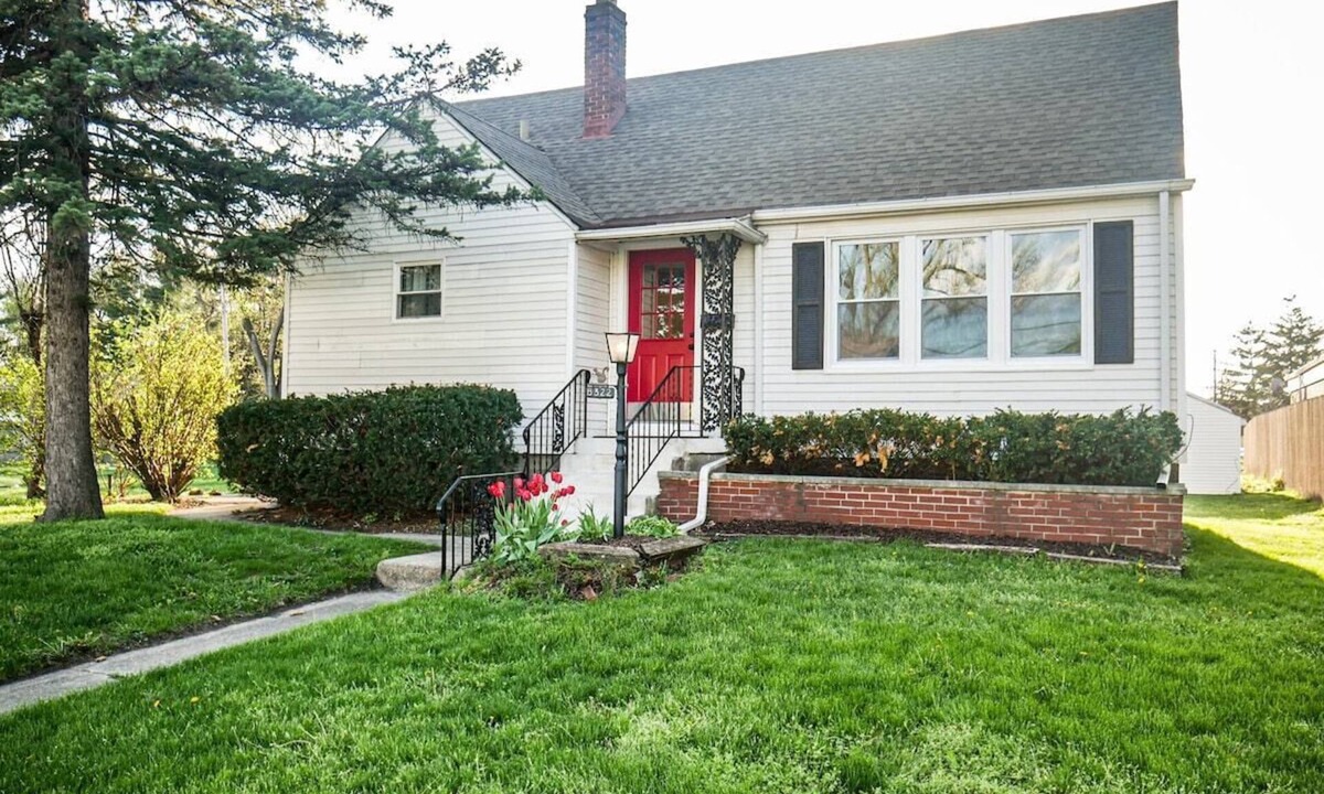 Munster House | 2BR+Office House in NW IN Near Metra, Shops & I-94