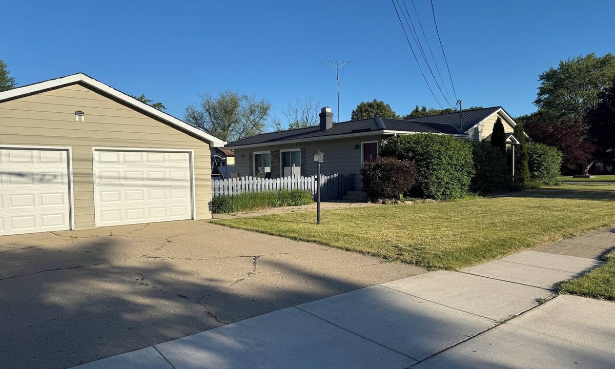 Mount Pleasant House | 3-bedroom house in gorgeous Mount Pleasant MI home to CMU and Soaring Eagle.