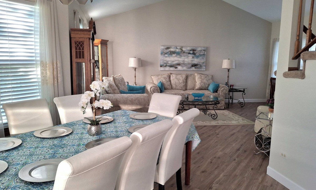 Algonquin House | 3 Bedroom Townhouse overlooking 10th tee at Golf Club of Illinois, near shopping