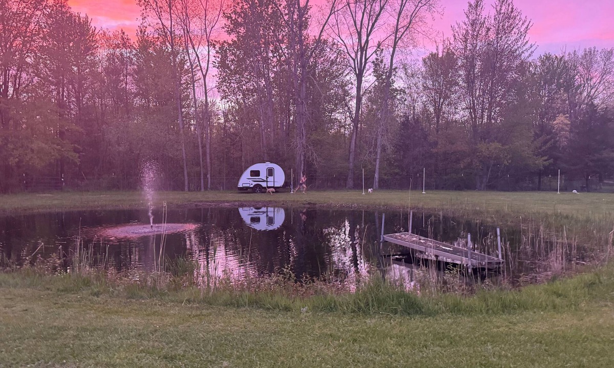 South Haven House | 3 miles from the Beach! 1/2 mile from Kayaking. Shower, AC, Hiking, hobby farm