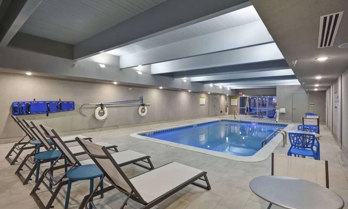 Alpine Center Hotel | 3 Relaxing Units Minutes to Frederik Meijer Gardens | FREE Breakfast, Pool!