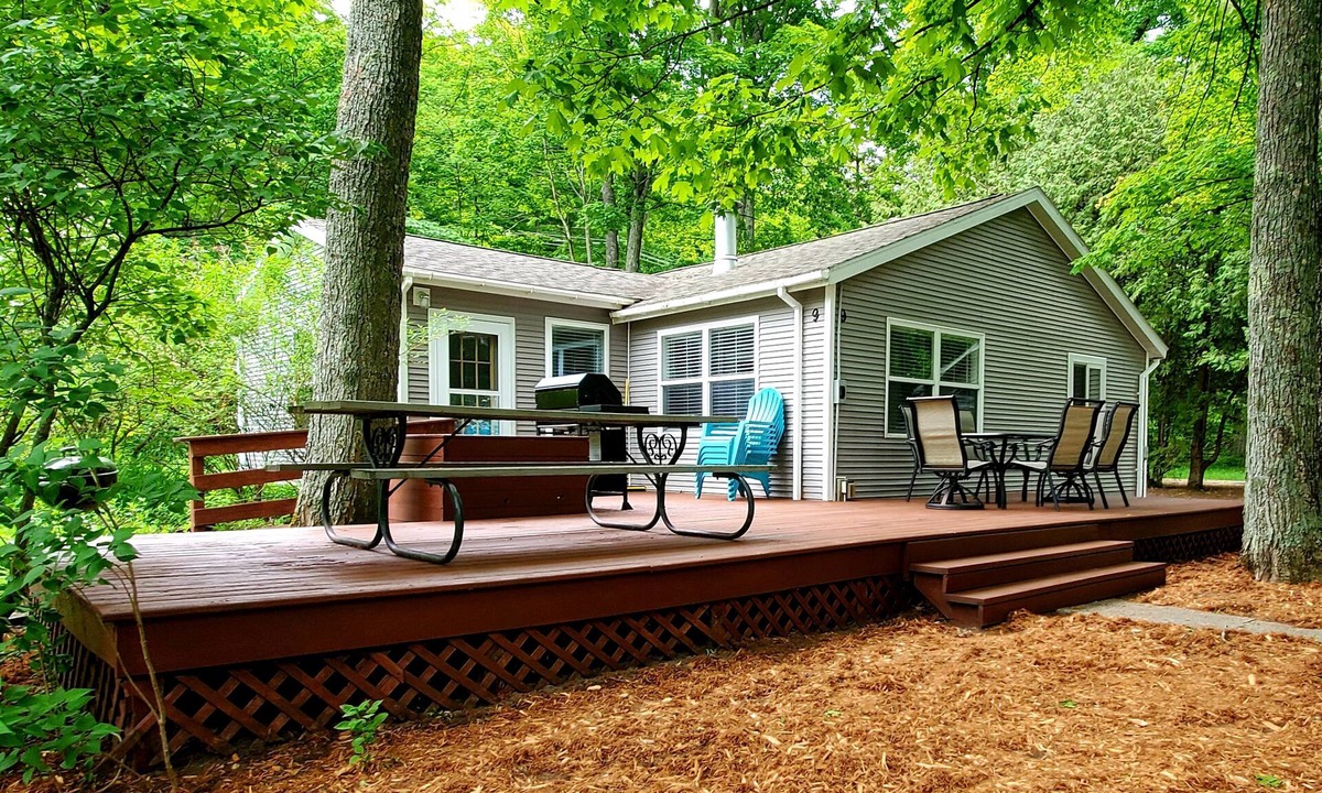 Traverse City Cottage | 3BR cottage on SE Lake Leelanau with private beach, marina and playground!