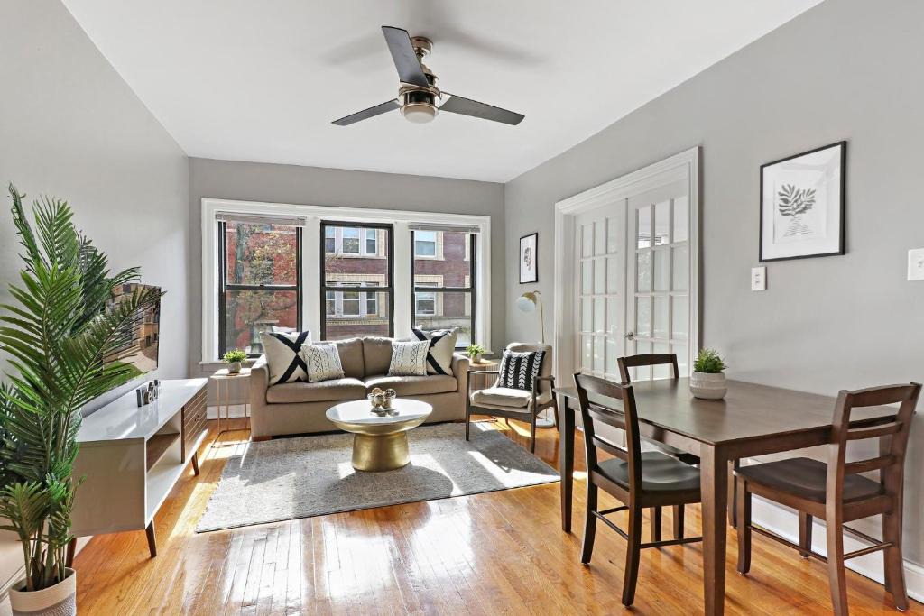 Lake View East Apartment | 3BR Sunny and Spacious Apartment near Restaurants - Stratford 2S rep