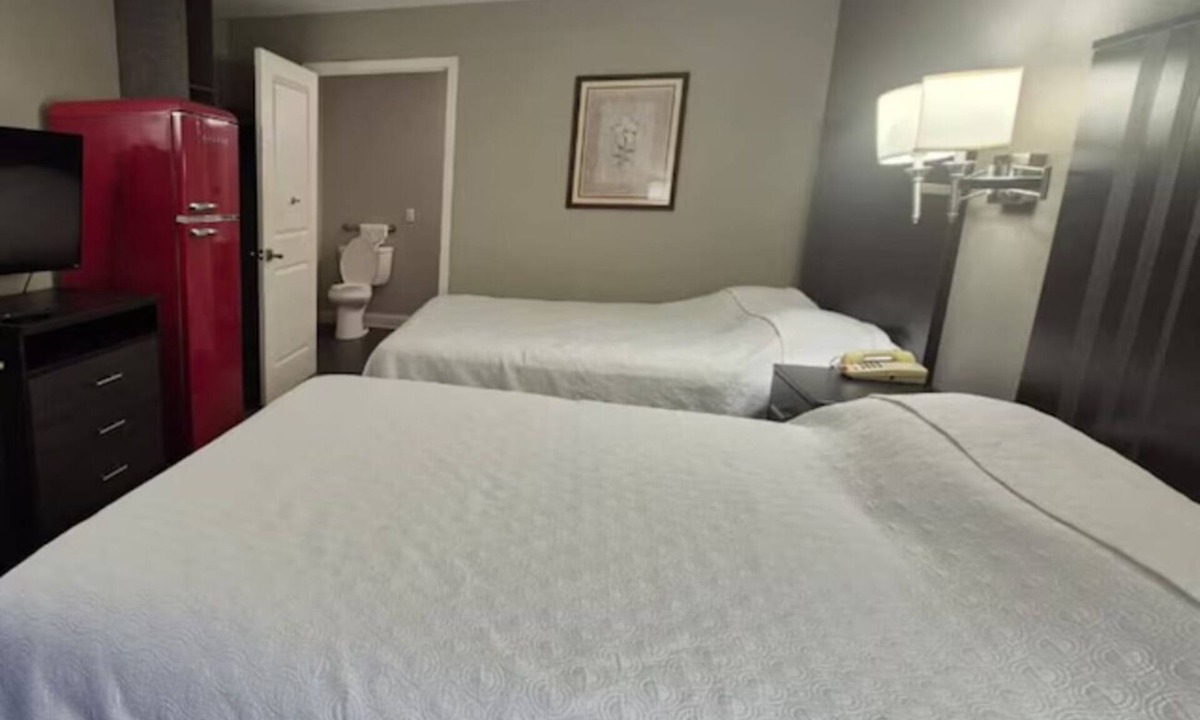 Merrillville Hotel | 4 Affordable Rooms w/Parking | Waterpark & Candy Factory Tour Nearby