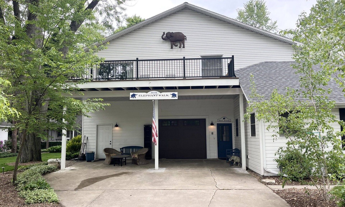 Union Pier House | 4 bed/3 bath huge house, 1.5 blocks to beach/town, hot tub/game rm, dog friendly