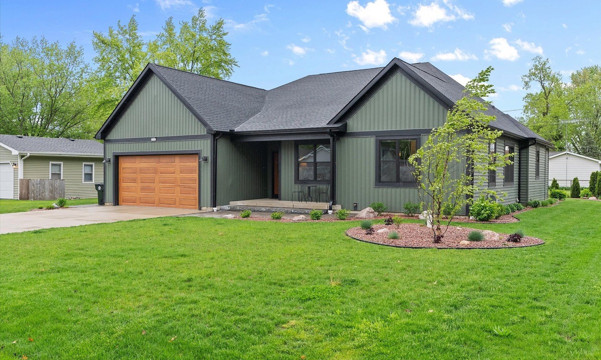 Twin Lakes House | 4Bed 3.5Ba Cozy New Construction! Close to Lake Geneva and Lake Elizabeth!