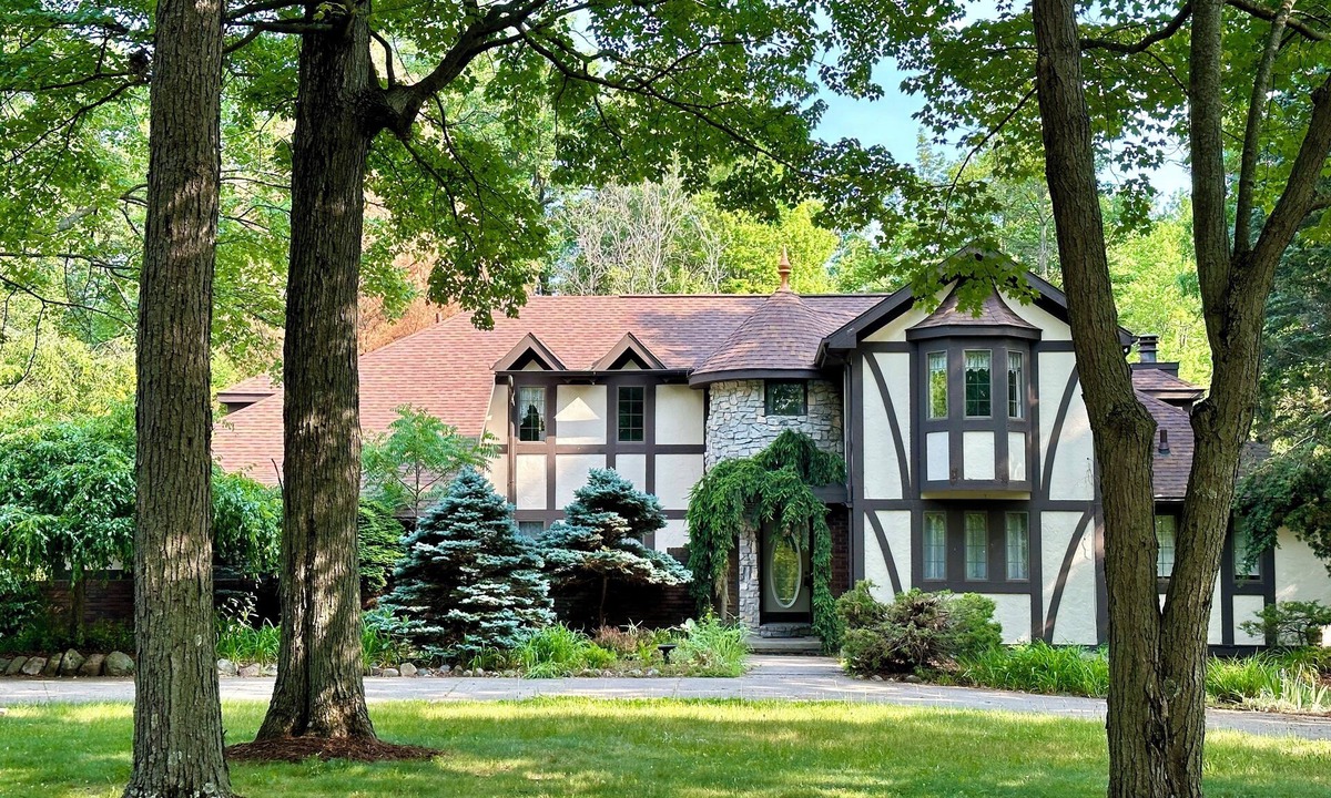 Shaftsburg House | 5-Bedroom Estate – 12 acres, Huge Space, Fast WiFi, Fitness Room, & More!