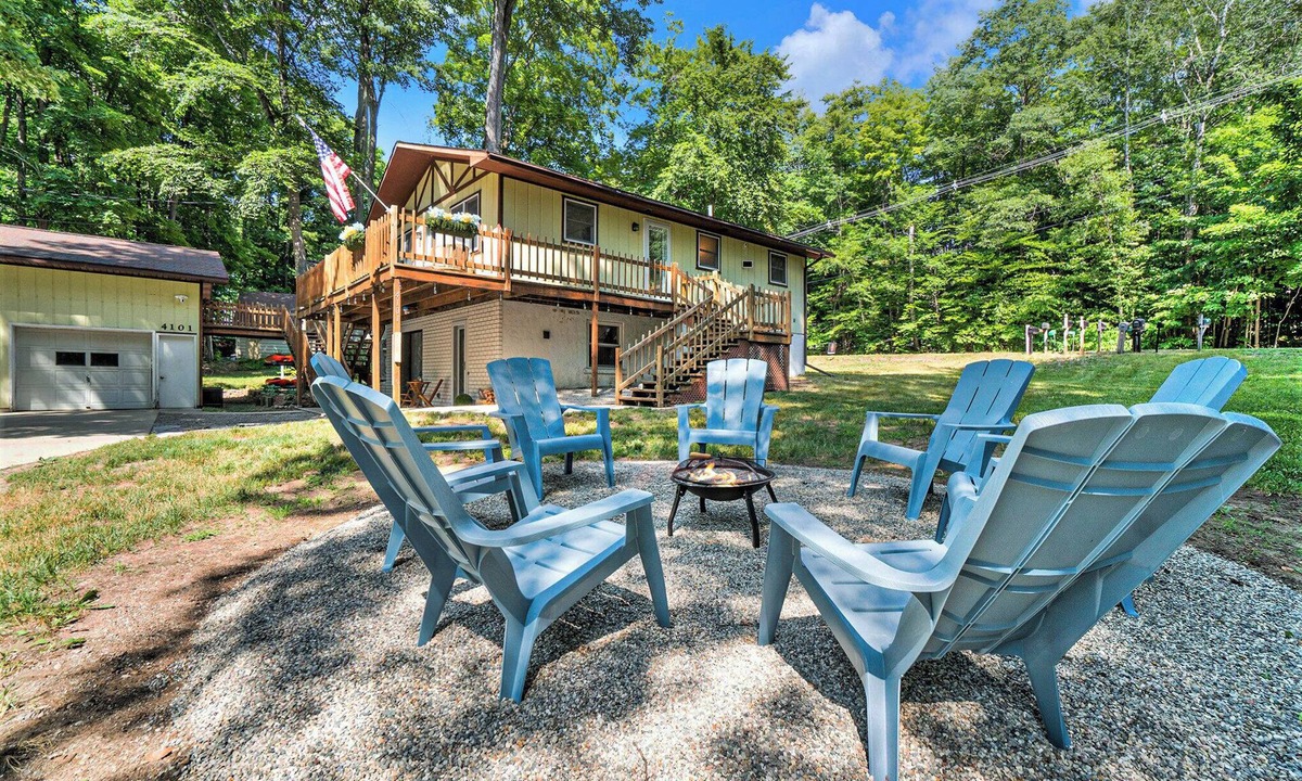 Grawn House | 5 Star Duck Lake Escape, Dock, Game Room + Kayaks, Close to Traverse City