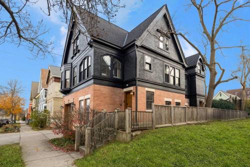 Brewers Hill House | 5BR Luxury Retreat With Huge Garage & 3 King Beds