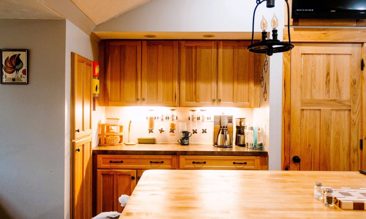 Bradley House | A Peace of Paradise. -Hot Tub, Massage Chair, Private Lot, Close to Gun Lake-