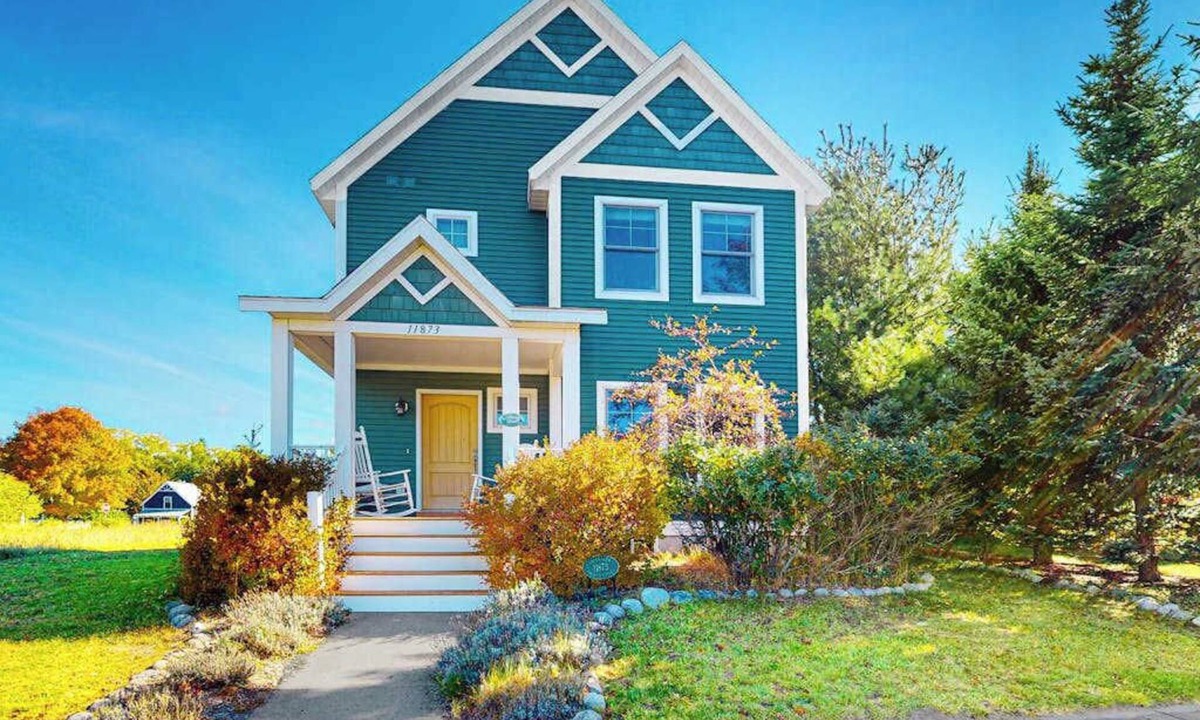 Empire House | Adorable farmhouse style home with washer/dryer, central AC, deck - near lake