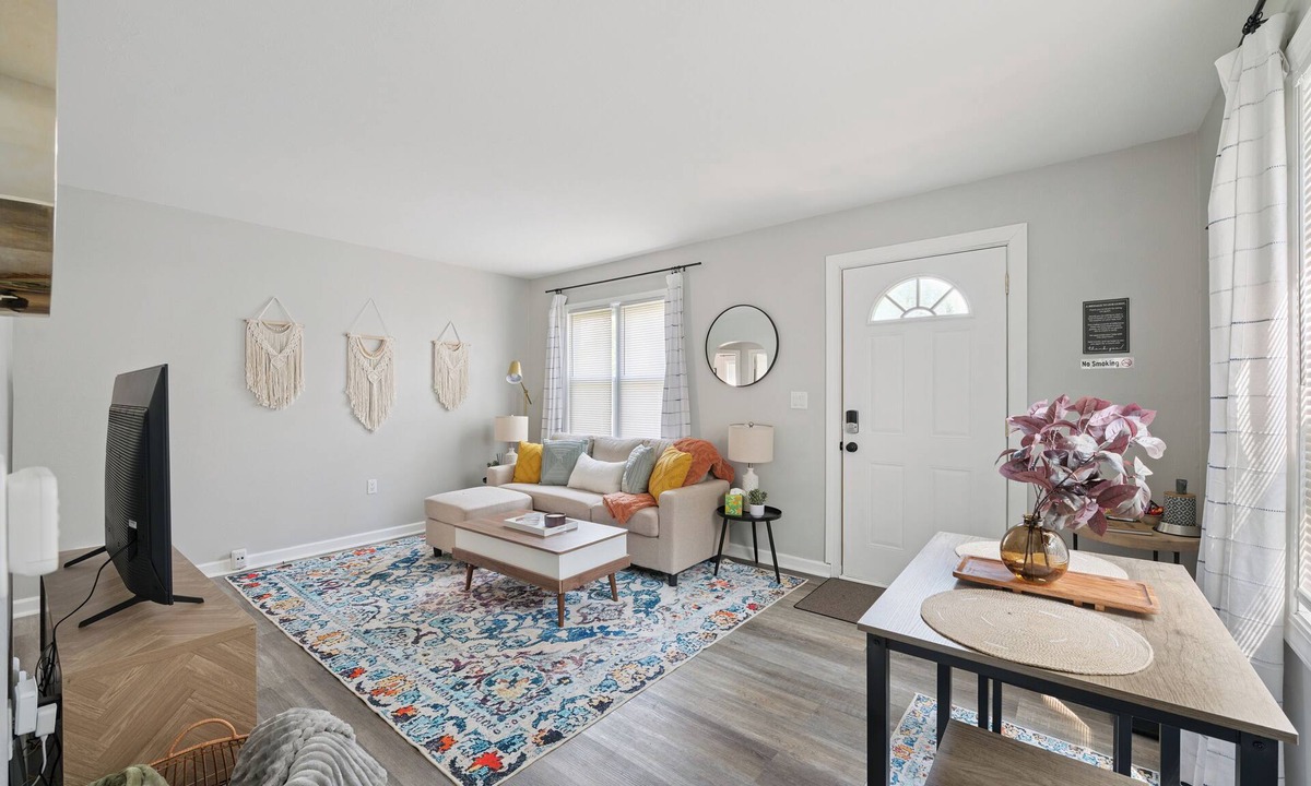 Maumee House | Adorable Maumee Ranch by River/Park-2br fast WiFi