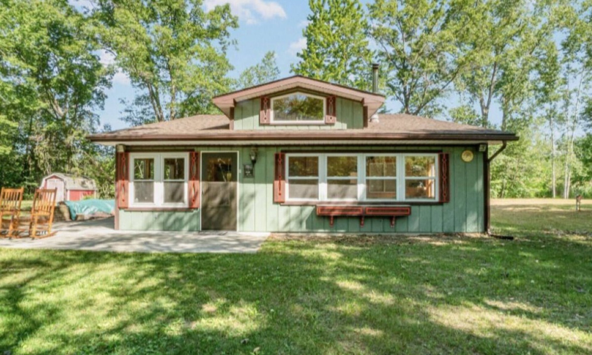 Au Gres Cabin | Adorable Schnitzel Creek cabin with private beach access & a rentable boat slip