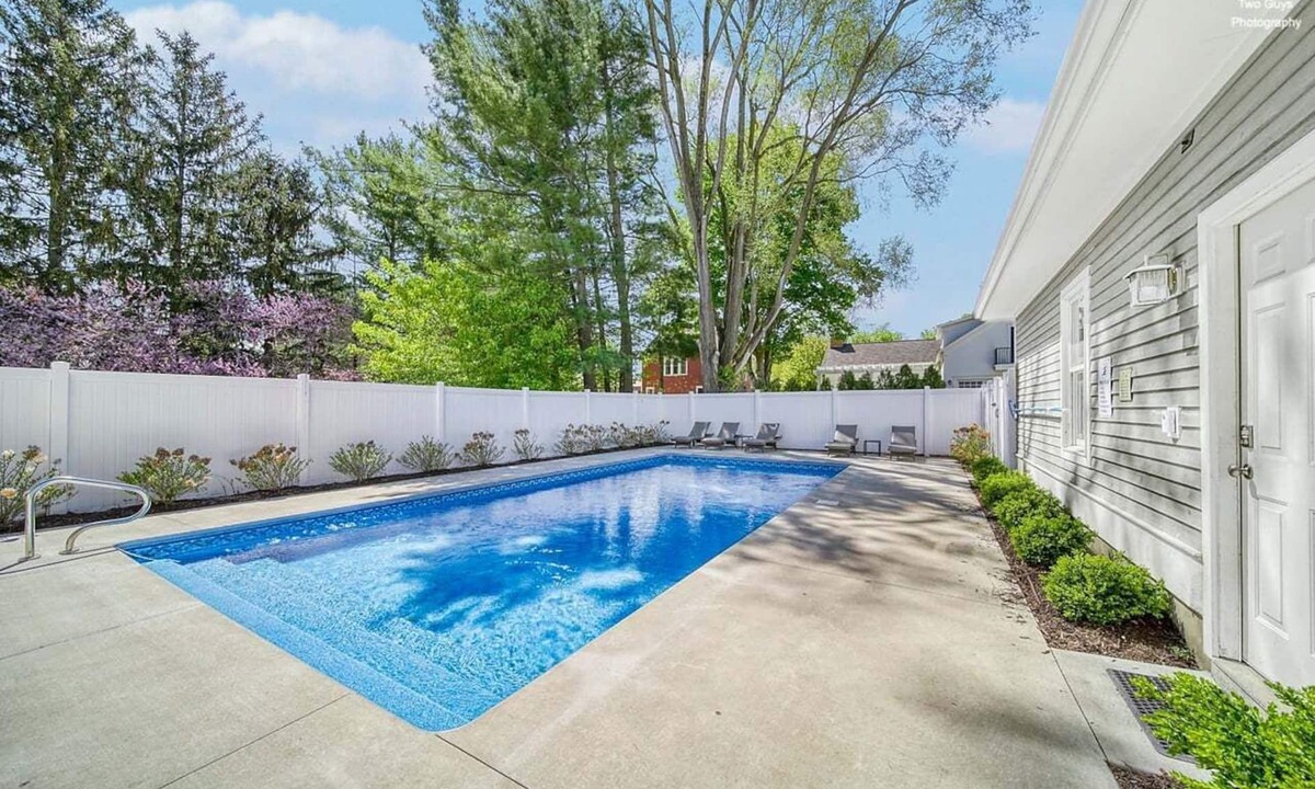 Douglas House | Alex`s Pool House Private Pool & Hot Tub Centrally Located in the Saugatuck Douglas Area
