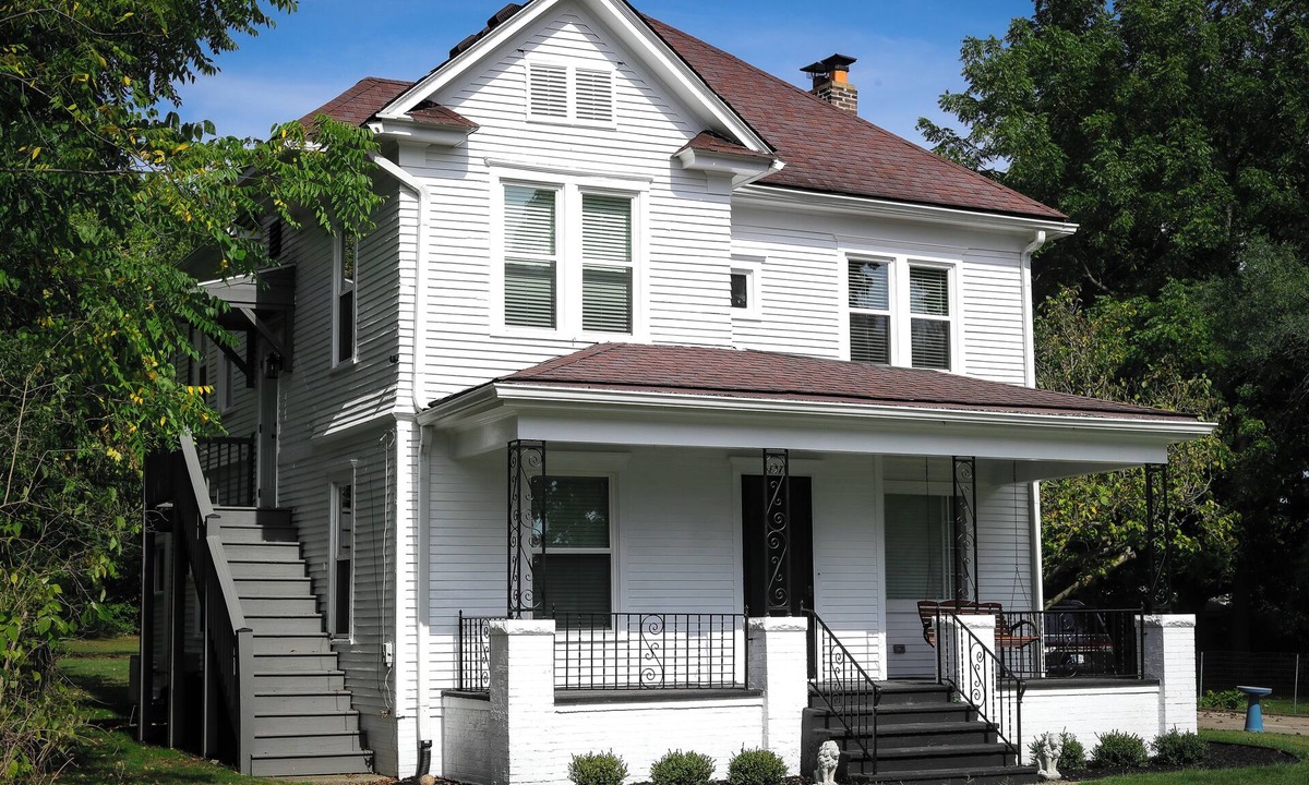 Roseland House | Amazing 6-bedroom house with spacious yard .3 miles from ND campus