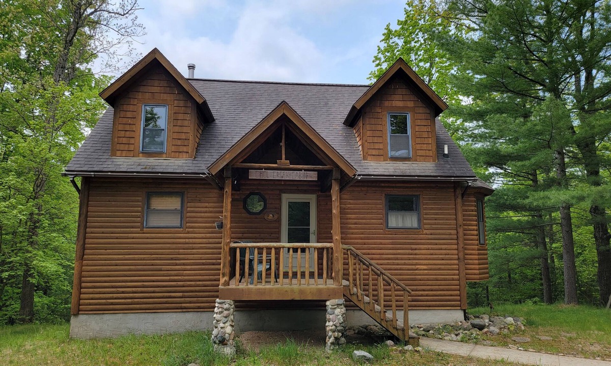 Irons Ski Chalet | Amazing location in Irons Michigan is the fabulous Cool Creek Chalet.