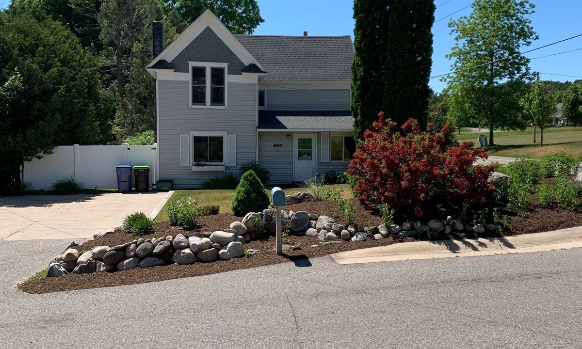 Harbor Springs Cottage | Ann Street Cottage. 10 minute drive to skiing, 10 minute walk to downtown