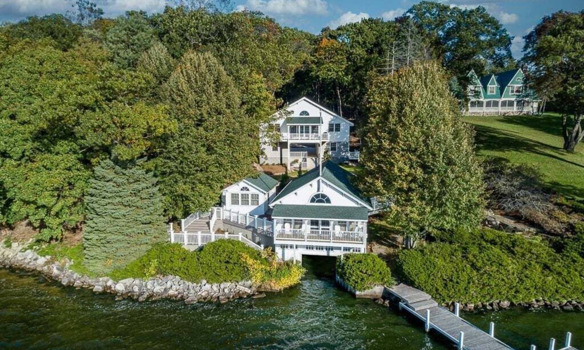 Delavan Lake House | Architect Designed Lake Delavan Home with Private Pier Treehouse Deck