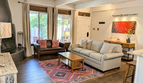 Northeast Santa Fe House | Artist Rd Retreat -Walk to Plaza, nestled in the Foothills of the Mountains