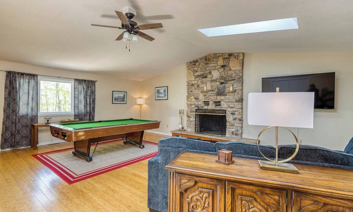 Baileys Harbor House | Avery Acres - Centrally Located w/Pool Table
