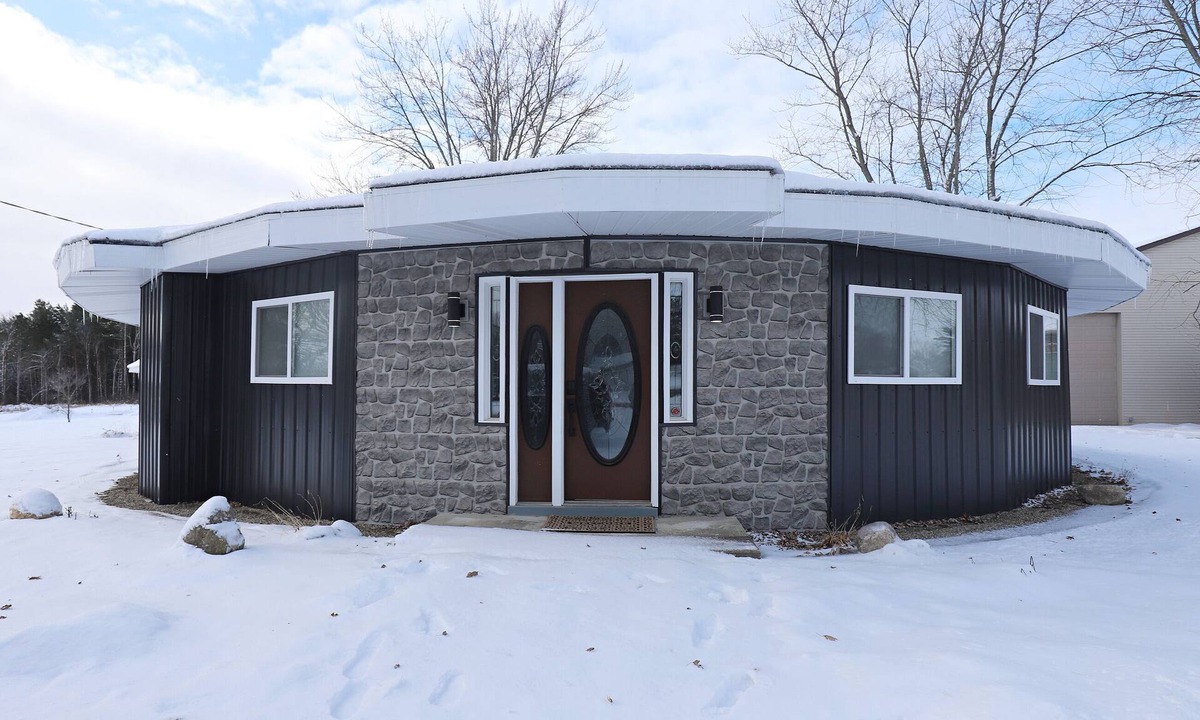 Mount Morris Township House | AVIATOR CIRCLE, A UNIQUE CIRCULAR HOME ON A QUIET AIRSTRIP IN FLUSHING, MI