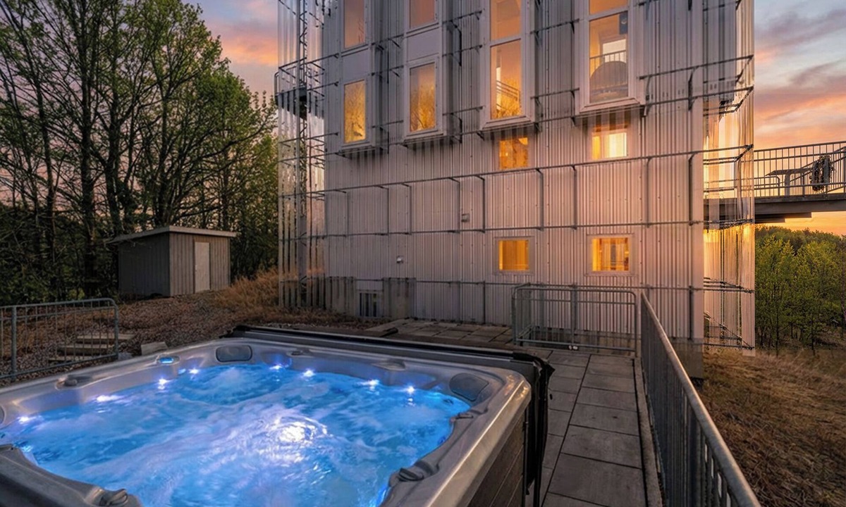 Northport House | Award-winning 9-level Chameleon House in Leelanau County. A modern-industrial masterpiece with reflective siding, rooftop deck, and epic Lake Michigan views near beaches and Fishtown.