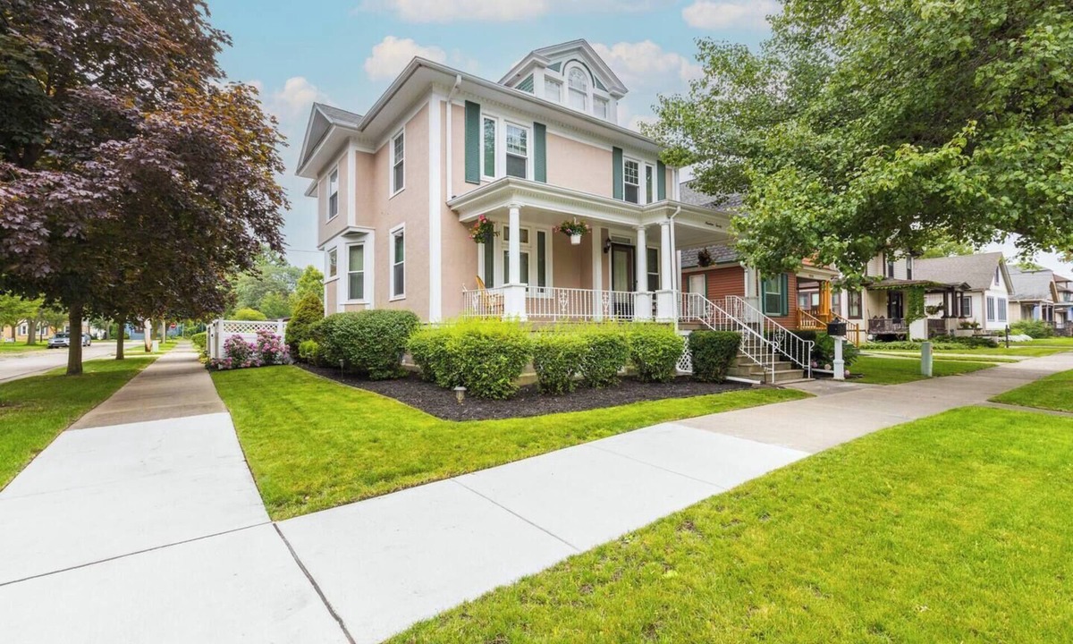 Center Avenue Historic District House | Bay Breeze Mansion | DogsOK | HotTub-open | 6 BDR+