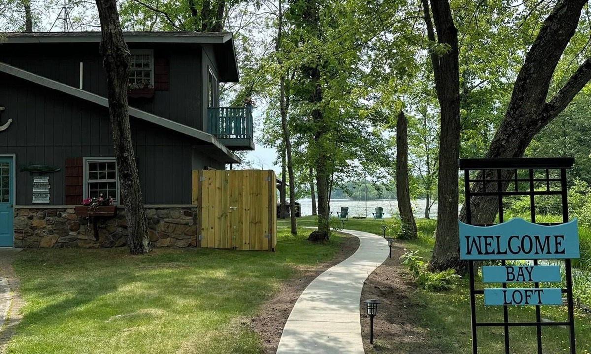 Stevens Point Cottage | Bay Loft Couples Retreat – Nature, Comfort & Charm