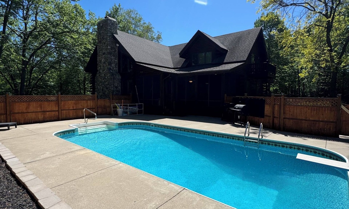 Barryton House | Beautiful 4-BD 9 bed house with heated in-ground pool, fire pit, fiber internet
