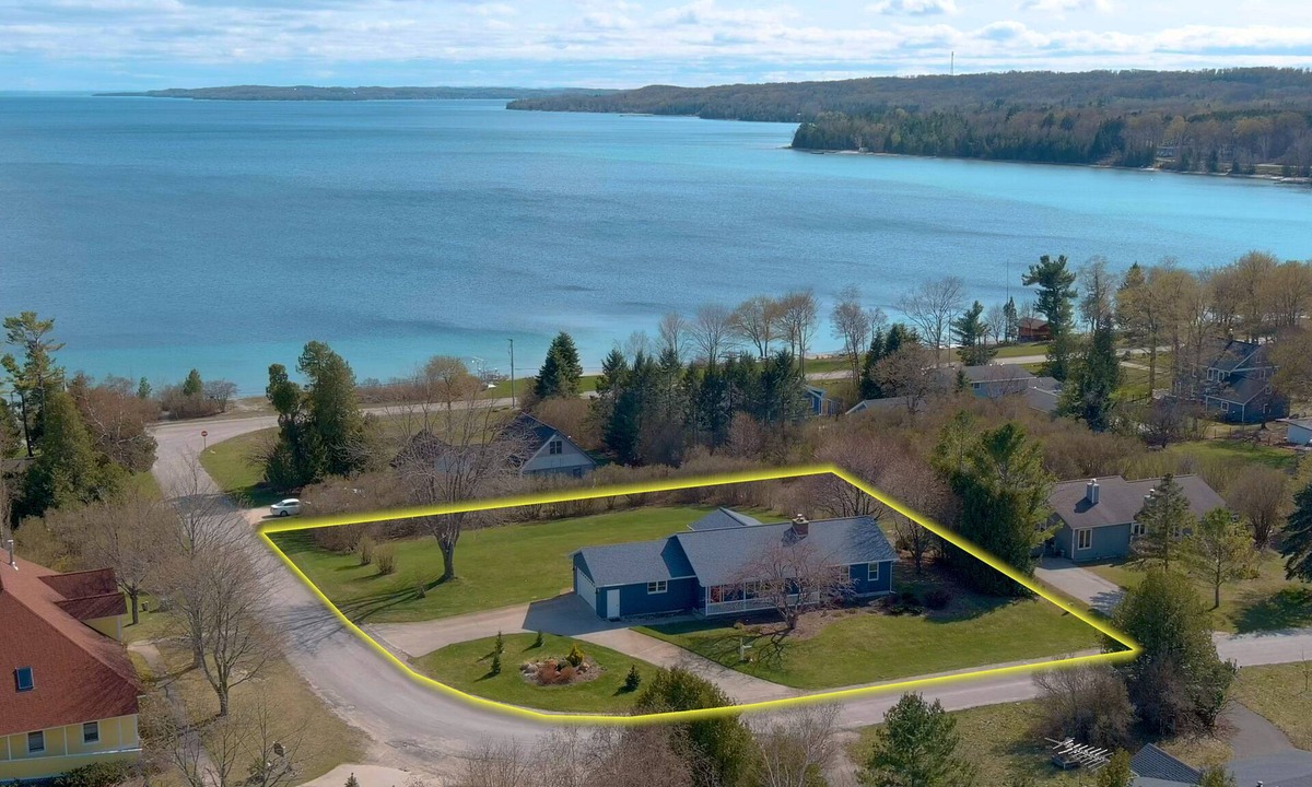 Omena House | Beautiful Bayview 3 bedroom, 3 bath home/walking distance to beach. Sleeps 9.