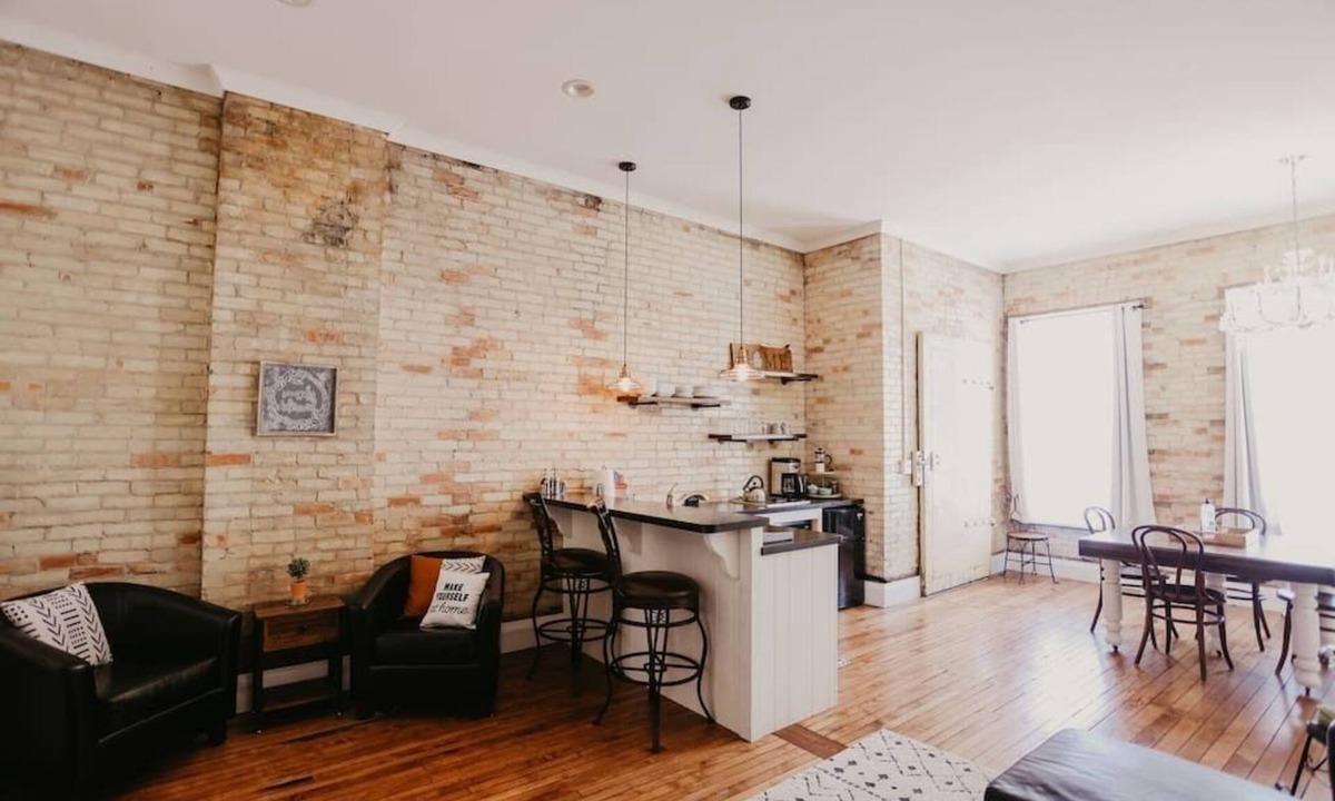 Clare Apartment | Beautiful Downtown Loft- West Suite