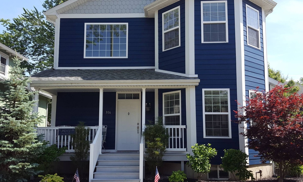 South Haven House | Beautiful home! 3 blocks to beach & town! Friday-Friday Rentals