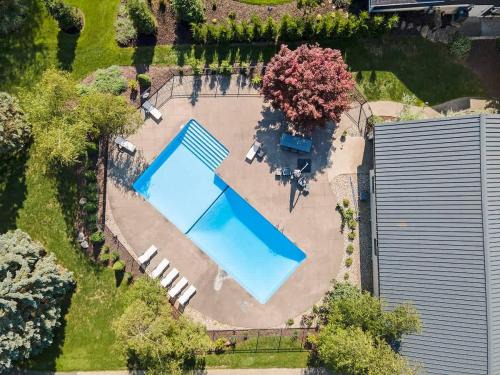 Douglas House | Beautiful Lakescape-4 BR Home with Heated Pool & Rec Space-Family Friendly