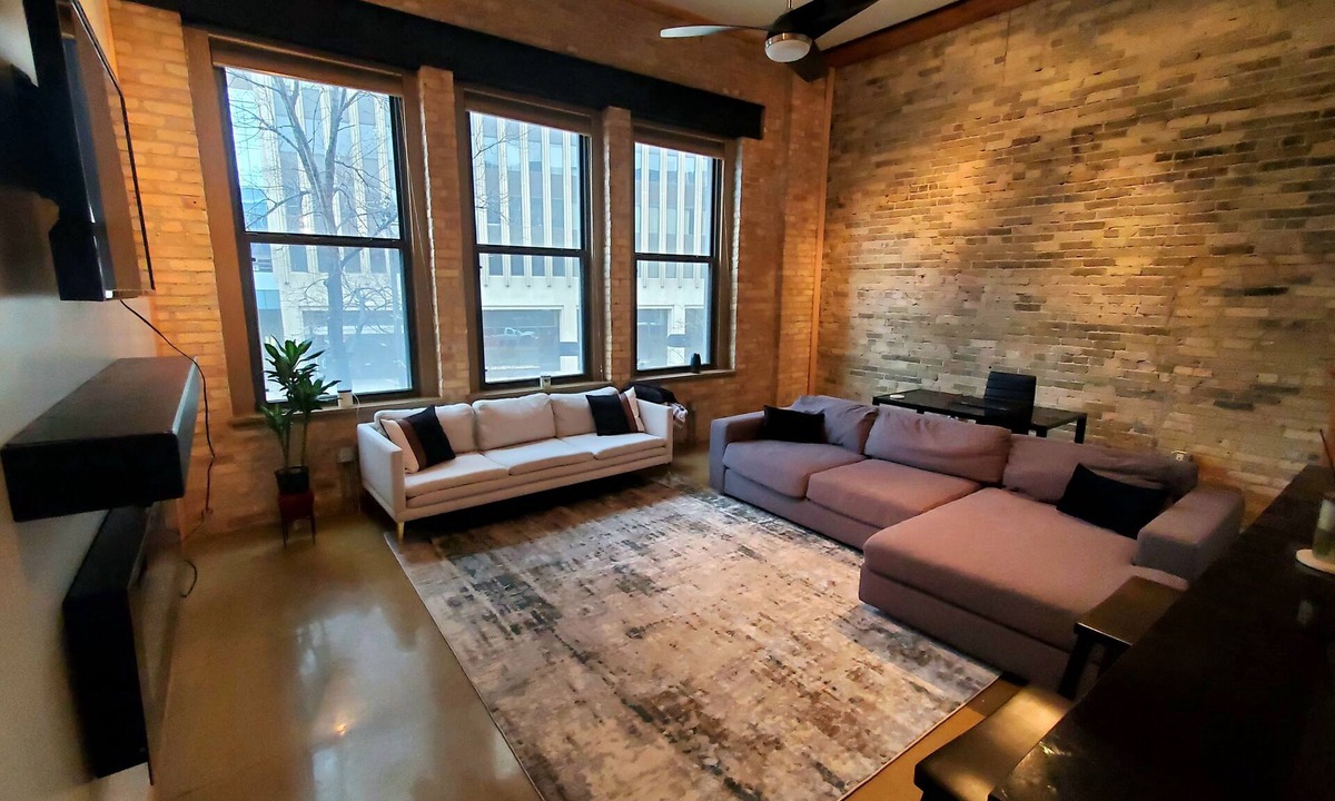 East Town Condo | Beautiful Modern Condo - Heart of Milwaukee!