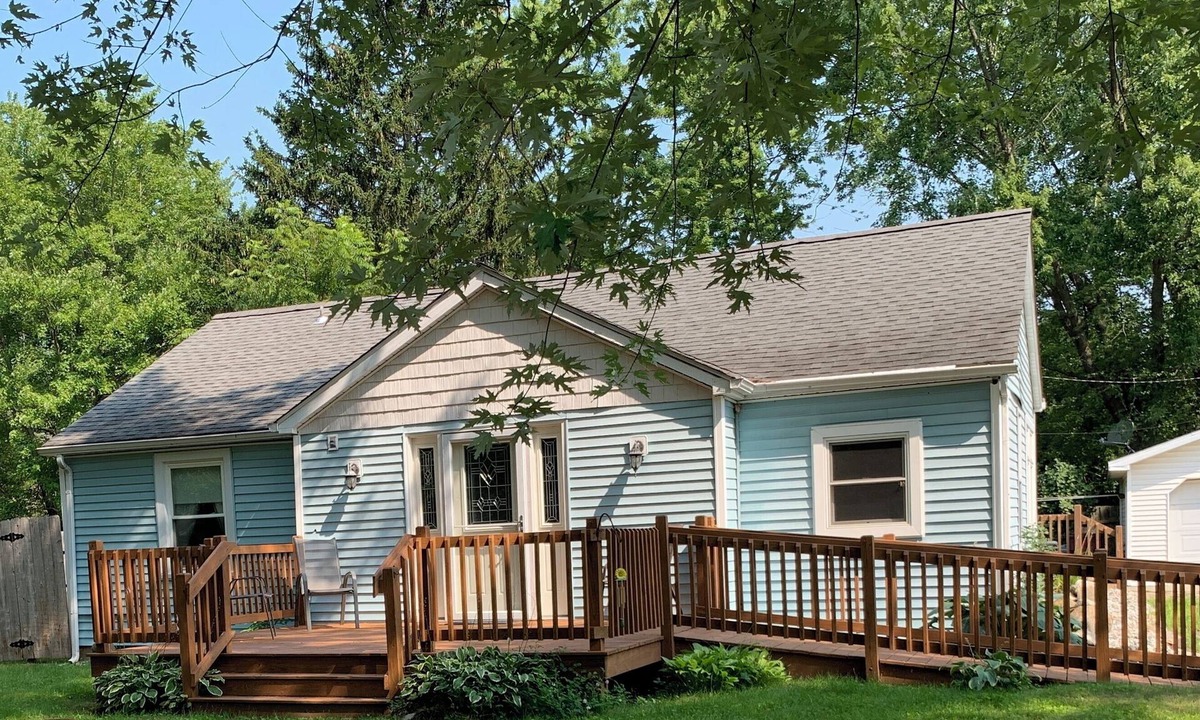 Midland House | Beautiful Parkside 5 bedroom Cottage in Midland, Fenced Front yard, Access Ramp