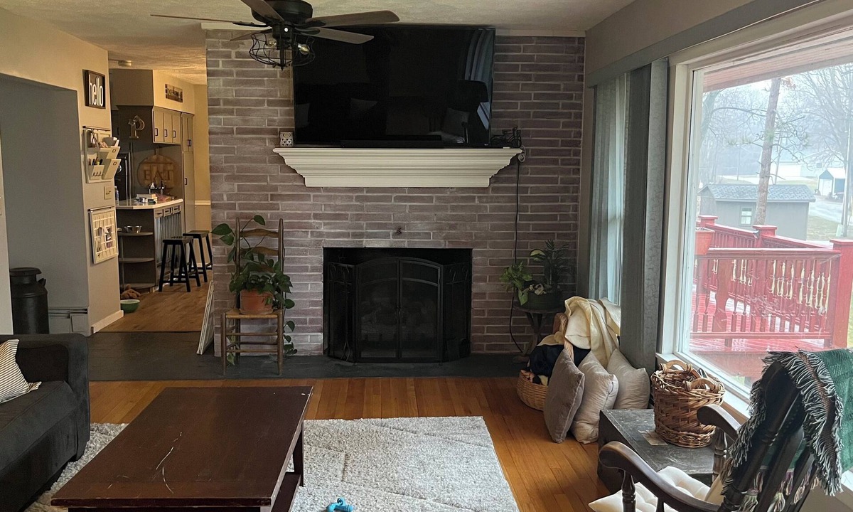 Winamac House | Beautiful ranch with walk out basement on the Tippecanoe river.