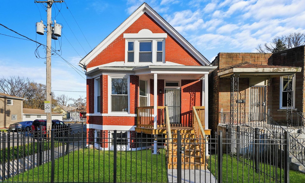 West Englewood House | Beautiful spacious 6-Bedroom Home with 2 Baths – Perfect for Large Families