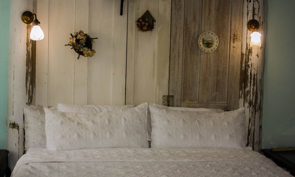 Edwardsburg Bed & Breakfast | Bed & Breakfast private room and bath