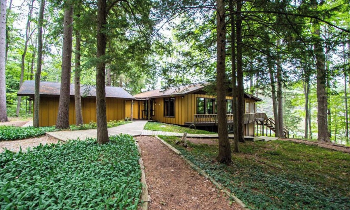 Mancelona House | Big Twin Lodge-Spacious, Lake Life, Off-Roading, Snowmobiling, Wooded Seclusion!