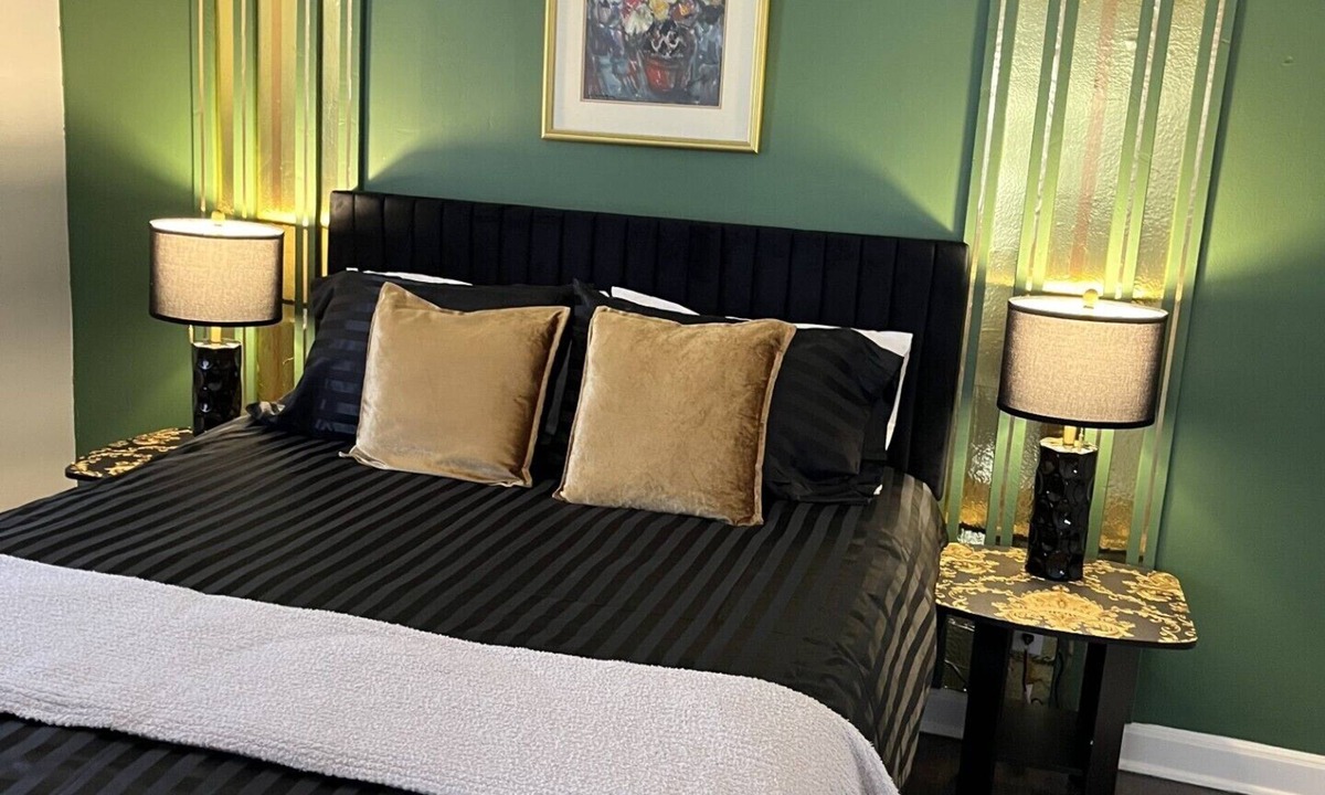 Milwaukee Cottage | Black sheep cottage! Charming 2-bedroom cottage in peaceful West Allis